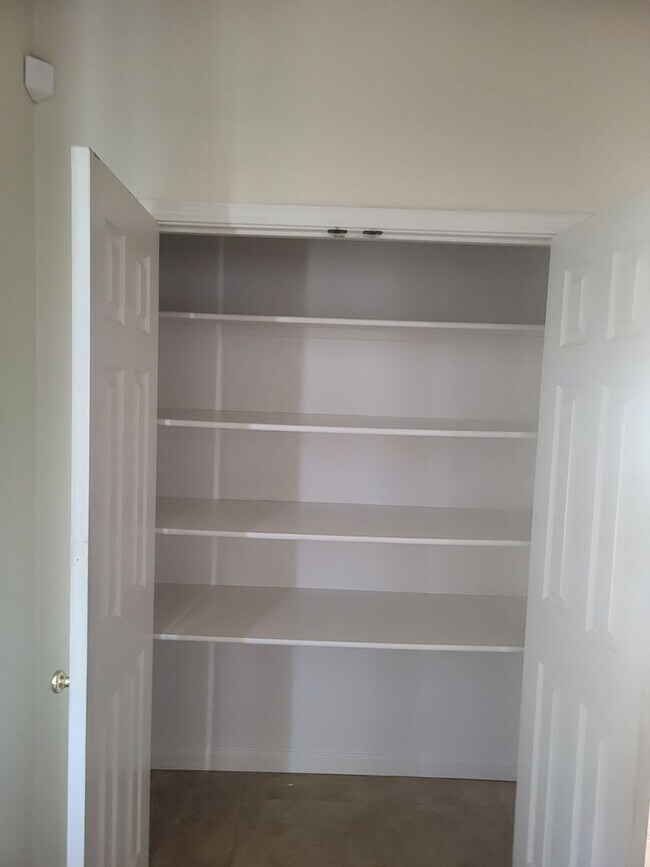 Building Photo - 5049 Pine Lake Ct