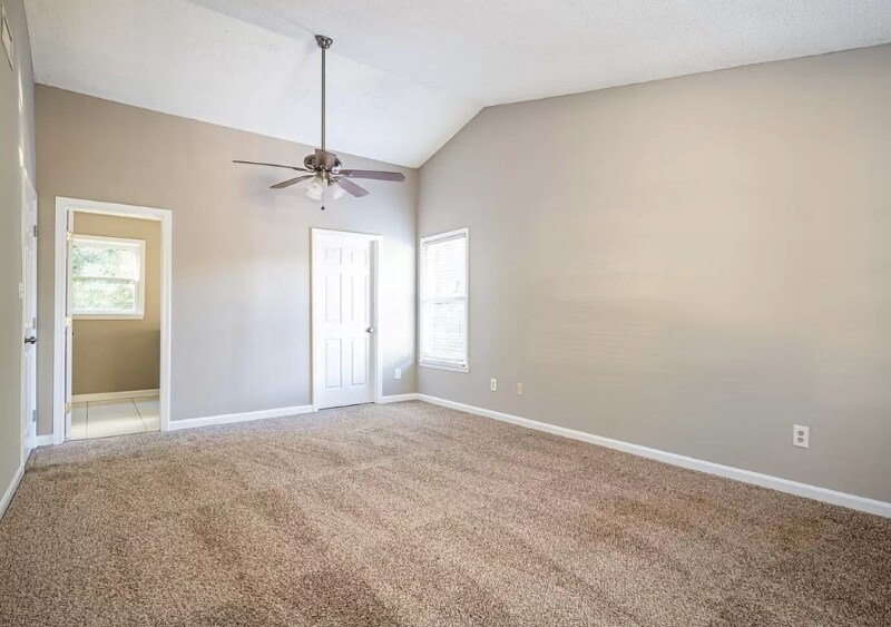 Building Photo - 10420 Meadow Crest Ln