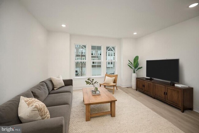 Building Photo - 9403 Pacific Elm St