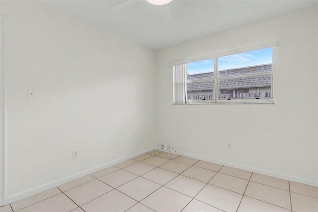 Building Photo - 6821-6825 NW 11th Place Unit 6825