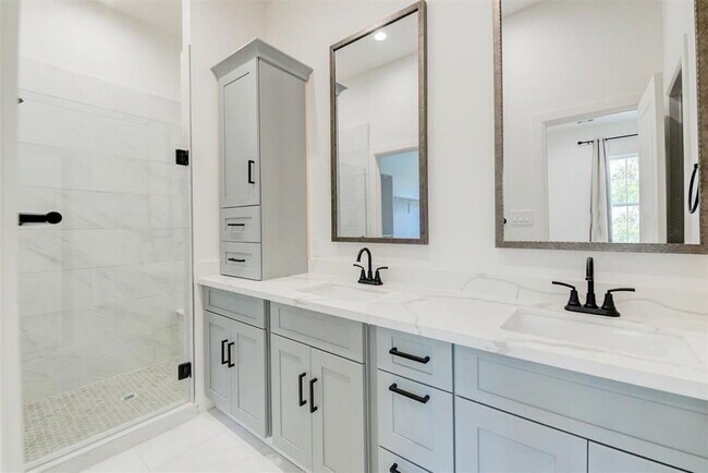 Building Photo - "Charming 3-Bed Oasis with 2.5 Baths & 1,707 Sq Ft in Houston's Heart!"