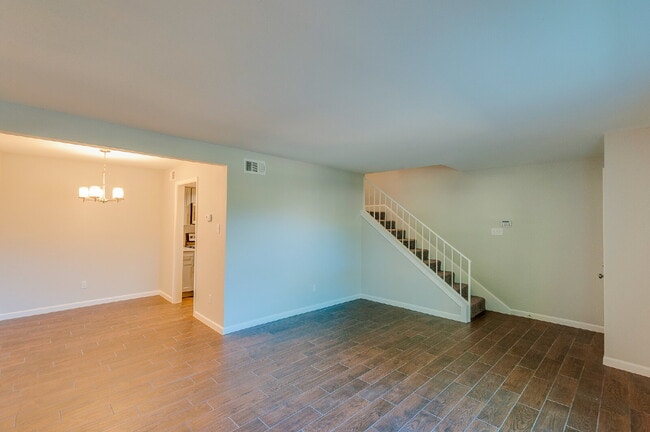 Building Photo - 2 BEDROOM/2 BATH FABULOUS LOCATION AT THE DESIRABLE ENERGY CORRIDOR