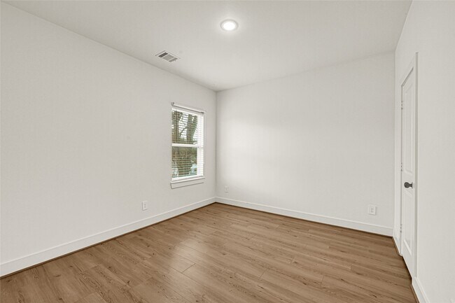 Building Photo - 1405 E 33rd St