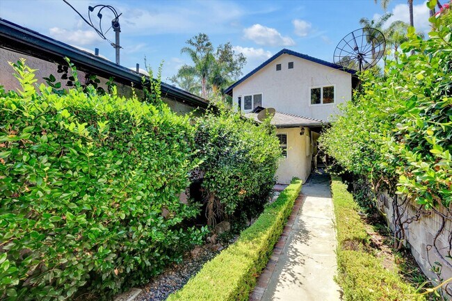 Building Photo - 5-Bedroom Home in Desirable Friendly Hills...