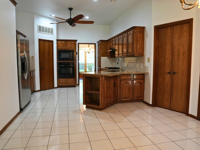 Building Photo - 3505 Crescent Ct