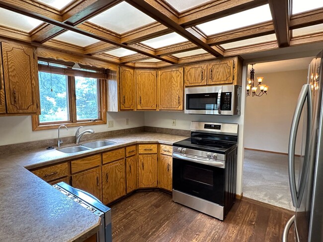 Primary Photo - Lakeville Single Family Home, Dishwasher, ...