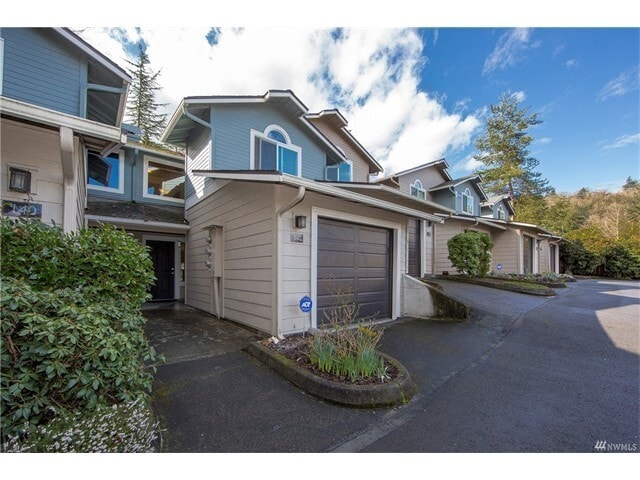 Primary Photo - Beautiful Townhome 2 bedrooms and 2.5 bath...