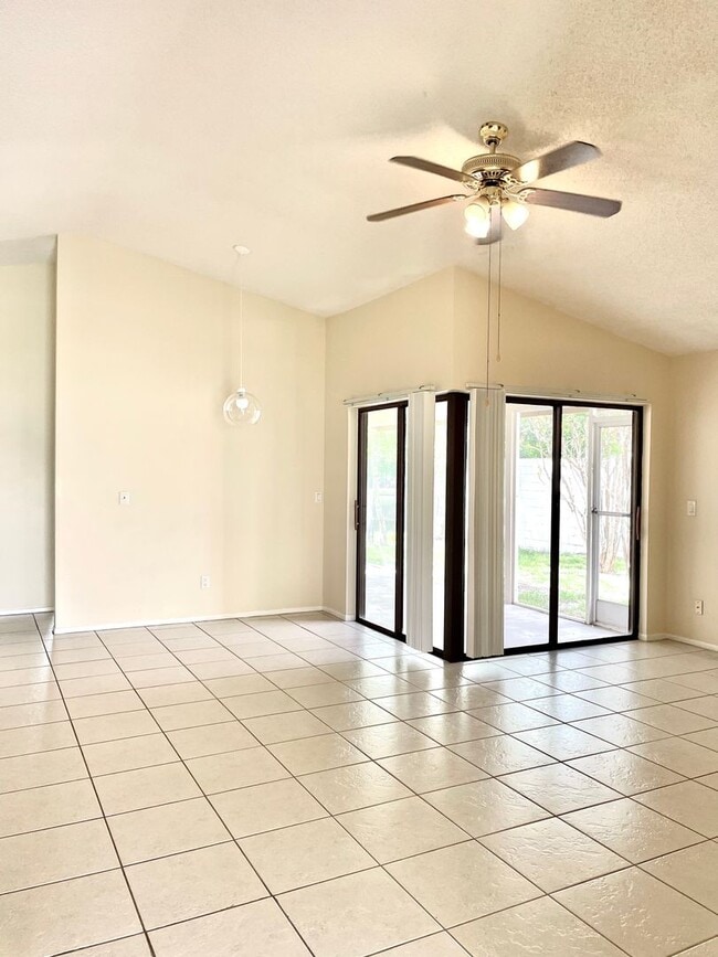 Building Photo - Mid-Century Charmer ONLY $1995/ Month - 2B...