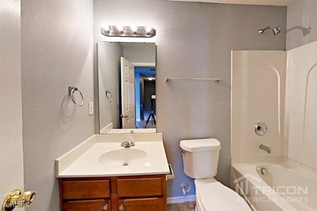 Building Photo - 956 Willow Creek Dr