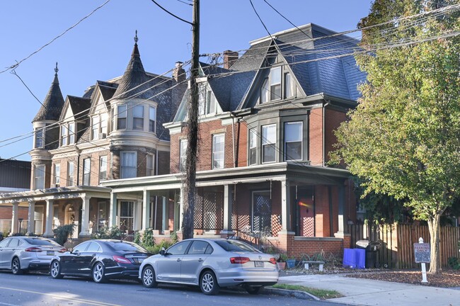 Building Photo - Beautiful Spacious Single Family on 2nd St