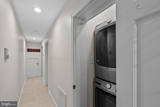 Building Photo - 810 Queen St