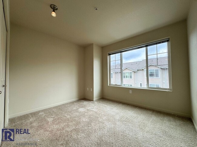 Building Photo - 10733 NE Gateway Pl