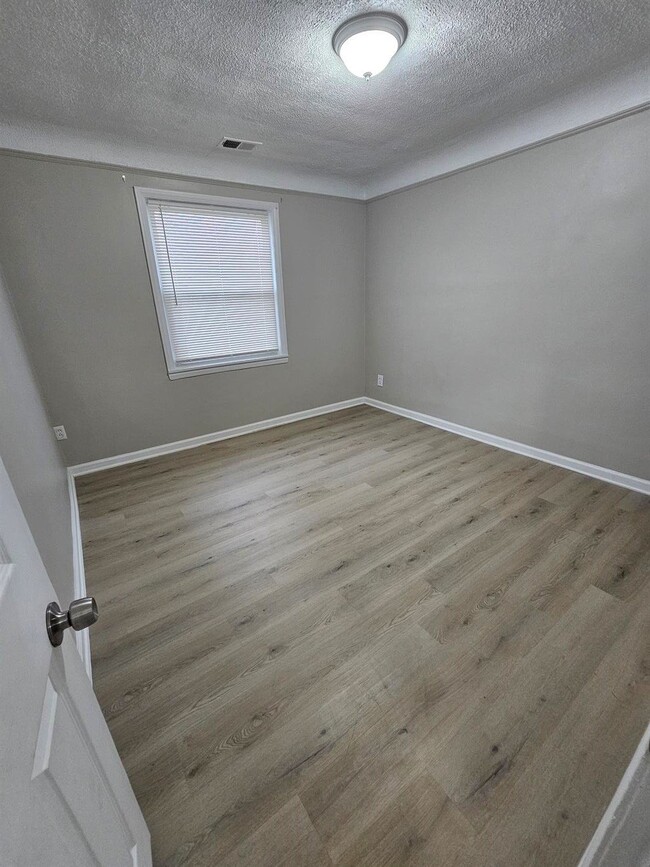 Building Photo - 3 Bedroom Large Bungalow w/ Attached 2 Car...