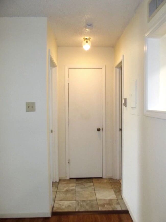 Building Photo - MOVE-IN SPECIAL  - 1 Bedroom, 1 Bath with Carport - Raintree Manor Condo