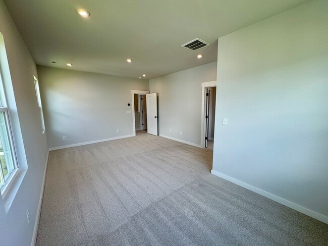 Building Photo - Beautiful 4BR/3BA Townhouse in Griffith Lakes