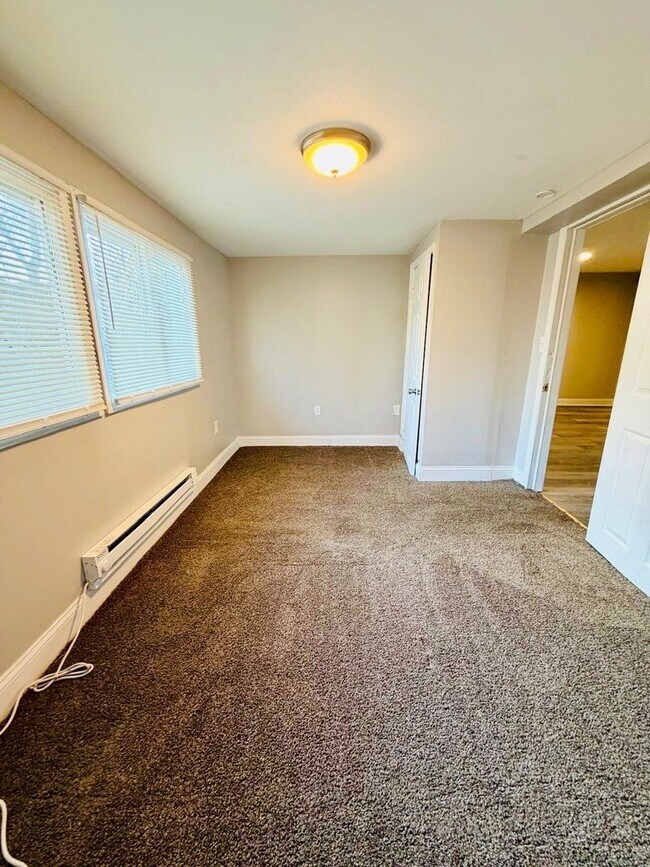 Building Photo - 4 Bed, 1 Bath Row home - Section 8 Approved