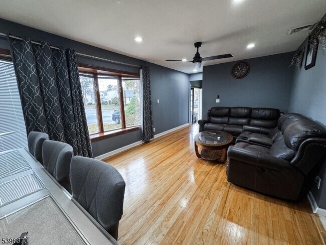 Building Photo - 617 Sycamore St