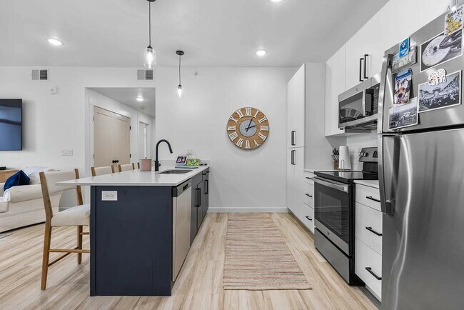 Building Photo - 3131 Fleur Dr