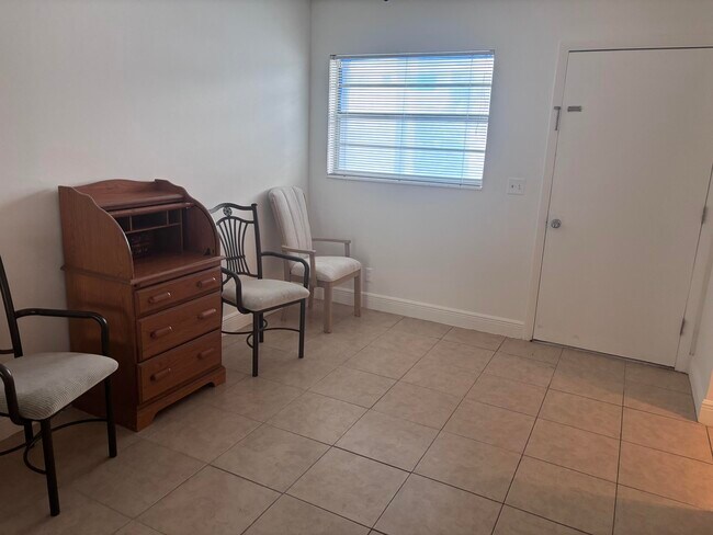 Building Photo - 2213 NE 1st Ct