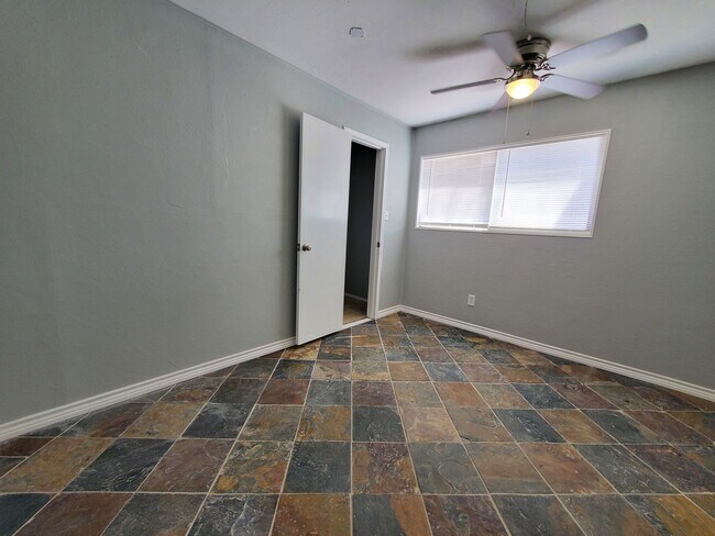 Building Photo - Charming 4 bedroom, 2 bath home AVAILABLE NOW!