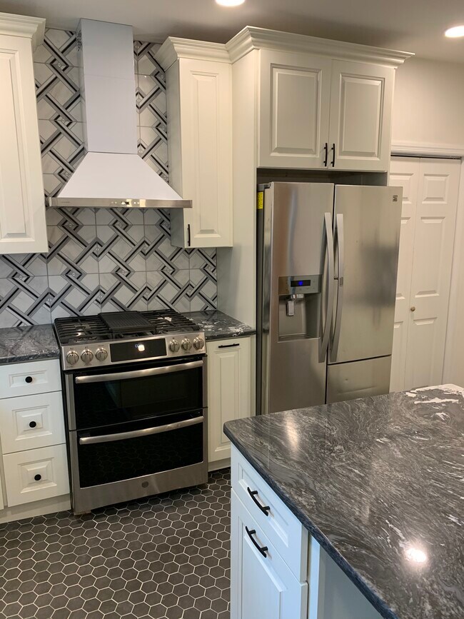 Building Photo - 410 W Maple Ave