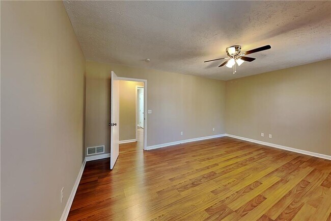 Building Photo - 1606 Shadowbrook Dr