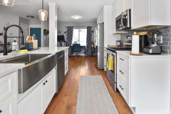 Building Photo - Pet Friendly Three Bedroom with Bonus!