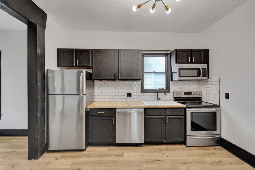 Building Photo - 705 New Hampshire St