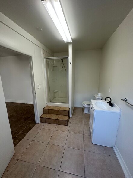 Building Photo - 1411 W 184th St