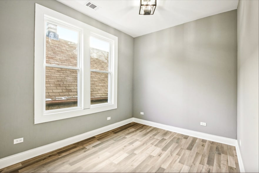 Building Photo - 1806 S Trumbull Ave