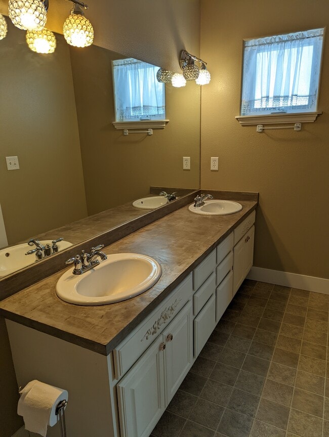 Building Photo - 1035 Rd Runner St