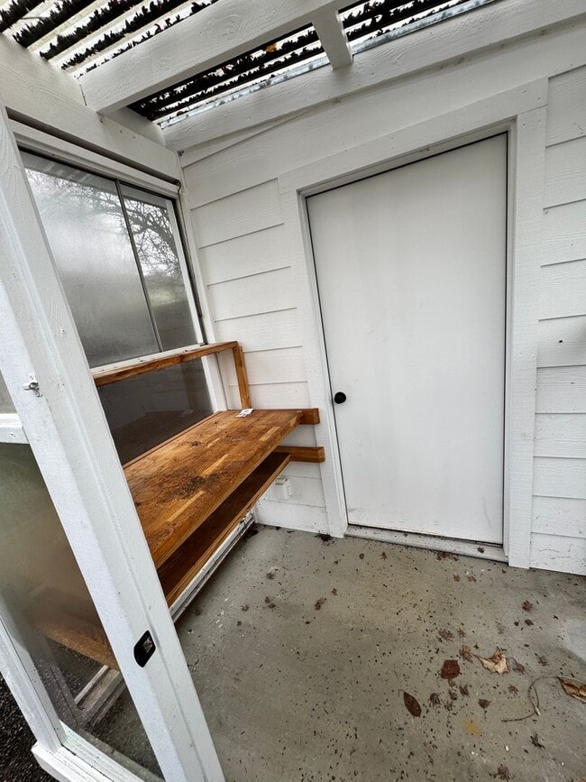 Building Photo - Beautifully remodeled 4 bedroom with ADU! PVT backyard, garage pets ok!