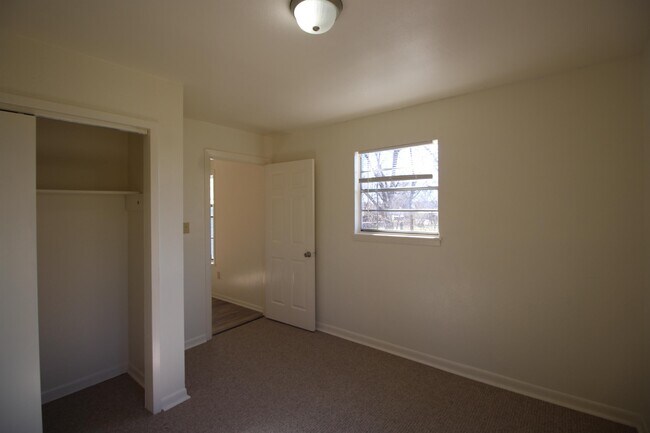 Building Photo - 605 W Hill St