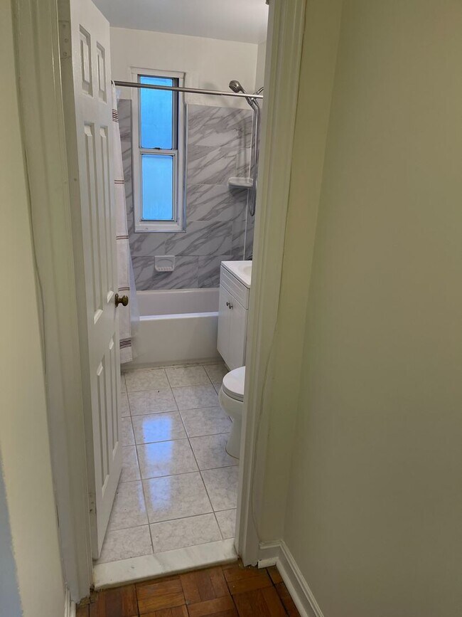 Building Photo - Top Floor 2BR, 1BA Garden Condo Near Ballston Metro