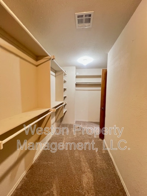 Building Photo - 701 N Ponderosa Way