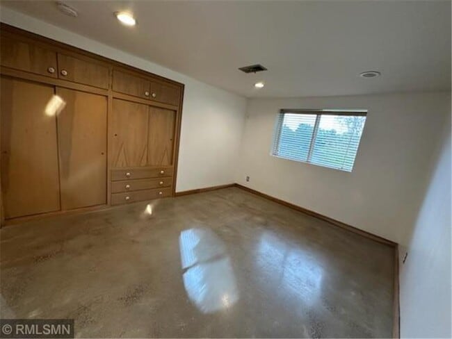 Building Photo - 1952 Oak Knoll Dr