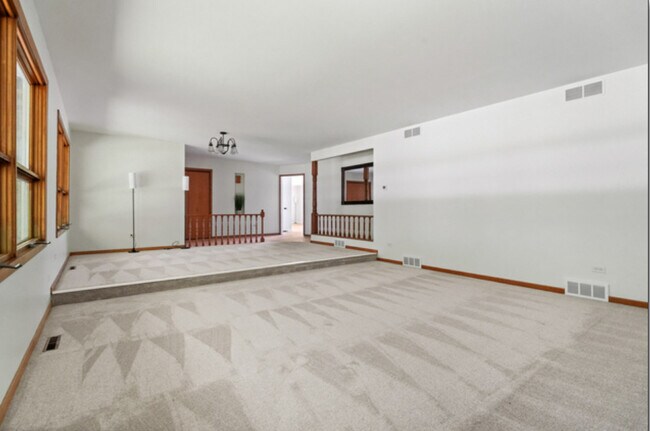 Building Photo - 2720 N Bayview Ln
