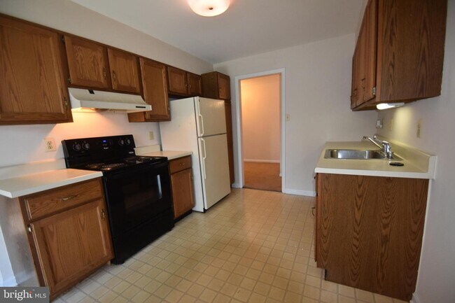 Building Photo - 400 Chapel Ct