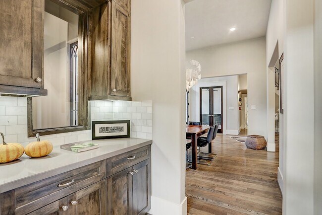 Building Photo - 5655 Locke Ln