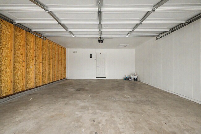 Building Photo - 3430 E Poinsettia Dr