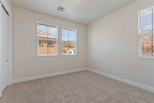Building Photo - Gated Somersett Home!