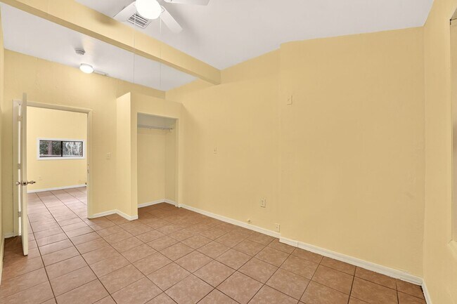 Building Photo - 1000 SW 9th St