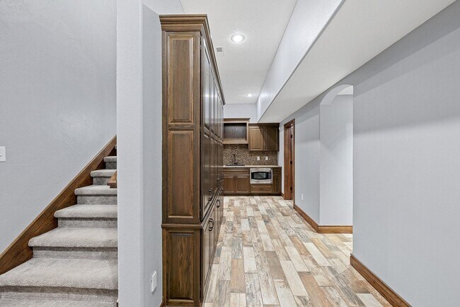 Building Photo - 5 Bedroom Dream Home!