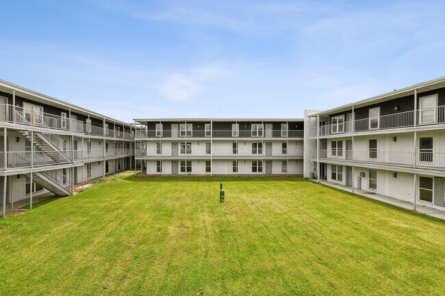 Building Photo - The Leonne