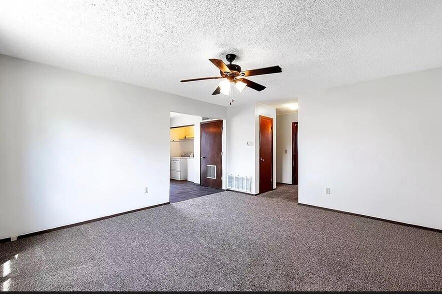 Building Photo - 805 S Bonn St