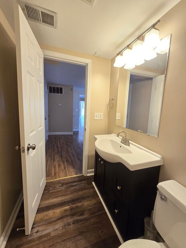 Building Photo - Charming 3 Bedrooms, 2 Full Bathroom Home!...
