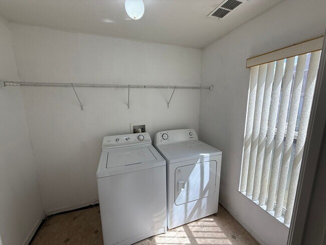 Building Photo - 2616 Plumberry Ave