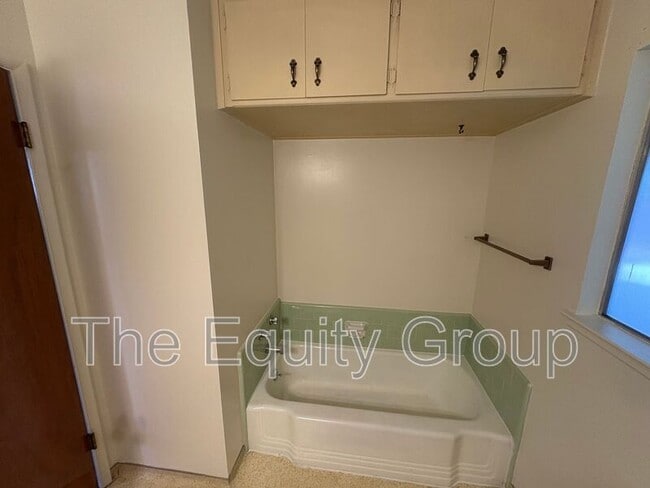 Building Photo - 542 S Redwood St