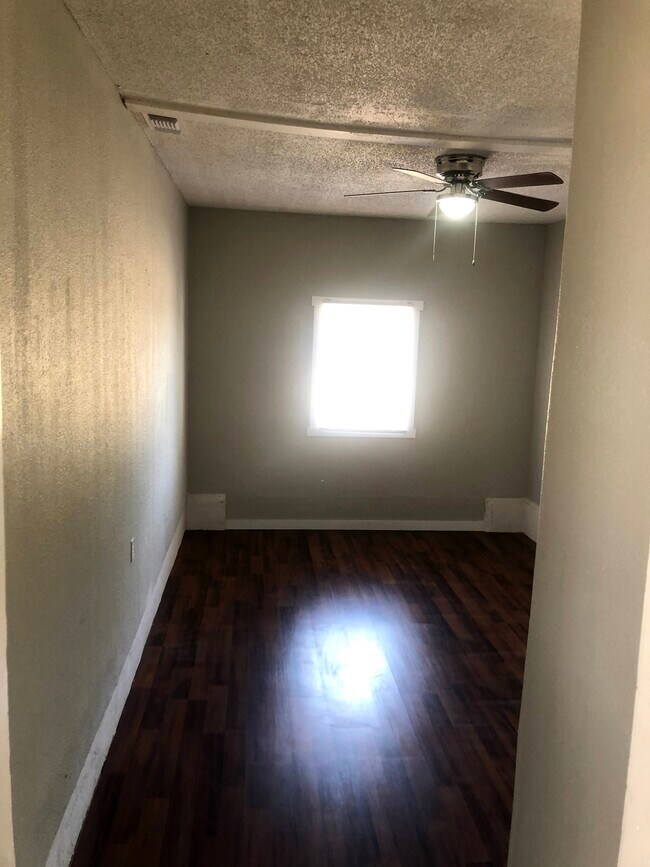 Building Photo - 611 McEwen St