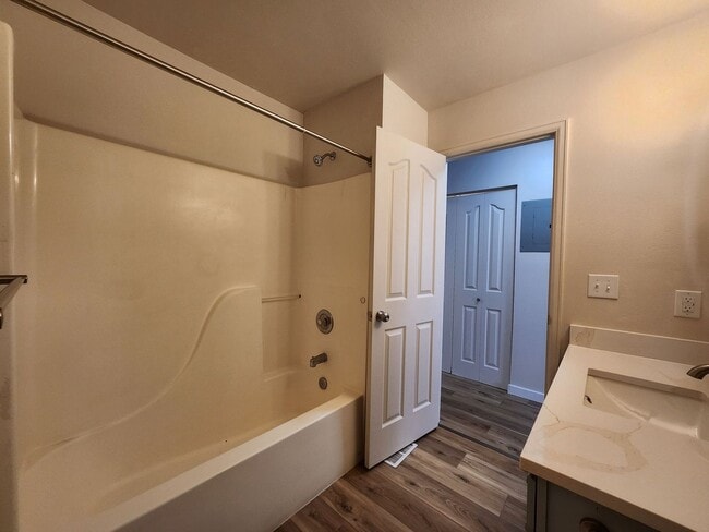 Building Photo - 1421 Anita St